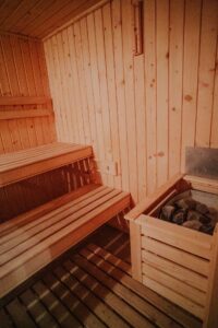 Zdjęcie przedstawia saunę