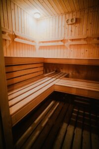 Zdjęcie przedstawia saunę