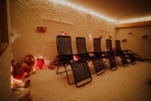 Zdjęcie przedstawia grotę solną w której stoją krzesła