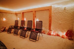 Zdjęcie przedstawia grotę solną w której stoją krzesła