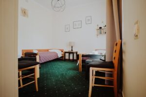 Zdjęcie przedstawia pokój noclegowy z łóżkami