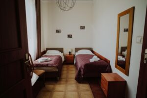Zdjęcie przedstawia pokój noclegowy z łóżkami