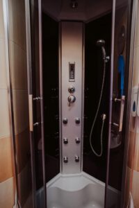 Zdjęcie przedstawia kabinę prysznicową