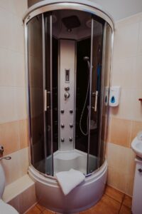 Zdjęcie przedstawia kabinę prysznicową